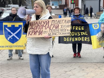 Понад 120 людей долучилося сьогодні до акції "Поверніть героїв з полону. Знайдіть зниклих безвісти", 27 березня 2026 року, Хмельницький Понад 120 людей долучилося сьогодні до акції "Поверніть героїв з полону. Знайдіть зниклих безвісти", 27 березня 2026 року, Хмельницький