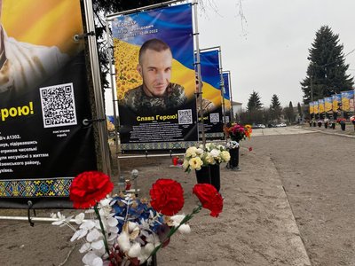 124 портрети героїв: на Вінниччині відкрили Алею памʼяті захисників України 124 портрети героїв: на Вінниччині відкрили Алею памʼяті захисників України