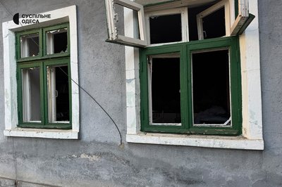 Розбиті вікна та потрощені будинки: фото наслідків російської атаки БпЛА по Одесі Розбиті вікна та потрощені будинки: фото наслідків російської атаки БпЛА по Одесі