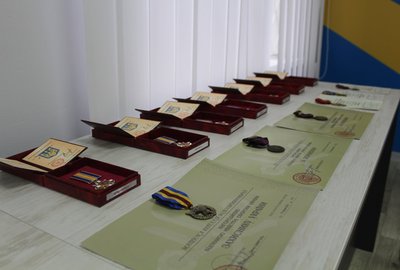 На Черкащині вручили нагороди ветеранам та родинам загиблих військових На Черкащині вручили нагороди ветеранам та родинам загиблих військових