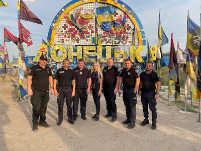 Єдина жінка-поліцейська спецпідрозділу "Білий Янгол" на Сумщині евакуює людей з-під обстрілів Єдина жінка-поліцейська спецпідрозділу "Білий Янгол" на Сумщині евакуює людей з-під обстрілів