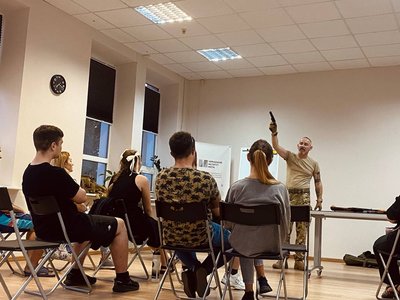 "Вбиває не зброя, а людина": у Черкасах для цивільних провели військовий вишкіл "Вбиває не зброя, а людина": у Черкасах для цивільних провели військовий вишкіл