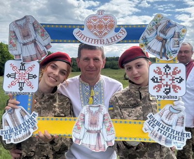 На Буковині військовим, які проходять ротацію подарували вишиванки На Буковині військовим, які проходять ротацію подарували вишиванки
