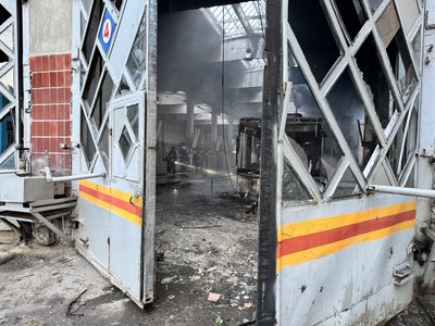 Тролейбусне депо у Слобідському районі Харкова зазнало атаки "Шахедів", пошкоджені тролейбуси: фото наслідків Тролейбусне депо у Слобідському районі Харкова зазнало атаки "Шахедів", пошкоджені тролейбуси: фото наслідків