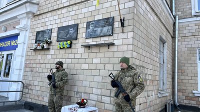 У Полтаві відкрили меморіальне дошку на честь воїна Віктора Перцюха У Полтаві відкрили меморіальне дошку на честь воїна Віктора Перцюха