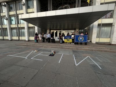 Трагедія у драмтеатрі у Маріуполі: у Полтаві та Кременчуці влаштували акції пам'яті Трагедія у драмтеатрі у Маріуполі: у Полтаві та Кременчуці влаштували акції пам'яті