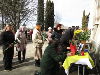 Вшанувати пам'ять військових з Хмельниччини під час відкриття меморіальних дошок прийшли рідні, друзі й місцеві жителі