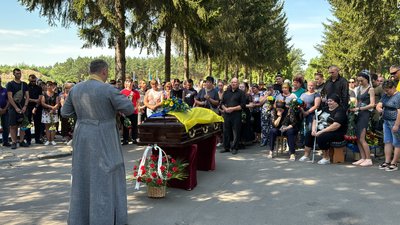 У Сумах провели в останню путь захисника Станіслава Чапалюка У Сумах провели в останню путь захисника Станіслава Чапалюка