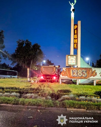 В'їхав у бетонну стелу на в'їзді до Рівного: внаслідок ДТП травмувався водій вантажівки В'їхав у бетонну стелу на в'їзді до Рівного: внаслідок ДТП травмувався водій вантажівки
