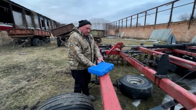 Повернувся до професії після трьох років в ЗСУ: як ветеран з Чернігівщини знову сів за кермо трактора Повернувся до професії після трьох років в ЗСУ: як ветеран з Чернігівщини знову сів за кермо трактора