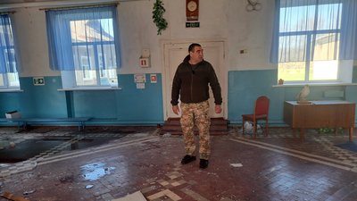Начальник Комарської військової адміністрації Олександр Куропятник всередині зруйнованої будівлі школи селище Зелений Гай Комарська громада Донецька область 4 квітня 2025 рік Начальник Комарської військової адміністрації Олександр Куропятник всередині зруйнованої будівлі школи селище Зелений Гай Комарська громада Донецька область 4 квітня 2025 рік