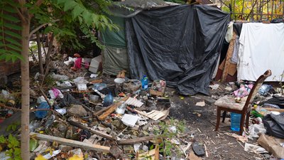 "Підпалив через помсту": у середмісті Дніпра згоріло помешкання безхатьків