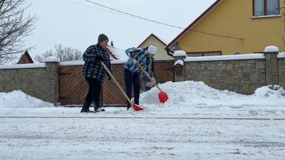 Жителі Хмельниччини прибирають подвір'я від снігу Жителі Хмельниччини прибирають подвір'я від снігу