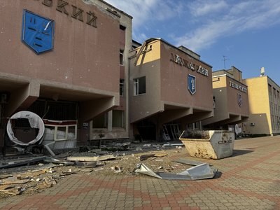 «Це вже третій обстріл»: у Сумах усувають наслідки авіаудару по СумДУ «Це вже третій обстріл»: у Сумах усувають наслідки авіаудару по СумДУ
