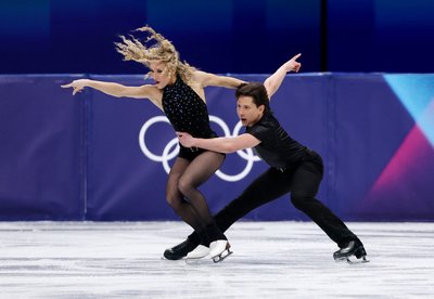 Фігуристи Емілі Зінгас та Вадим Колесник у ритмічному танці на Олімпіаді-2026