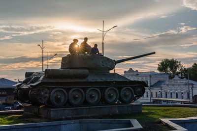 підлітки на памʼятнику танку Т-34 на площі Конституції у Харкові 19 червня 2024 року