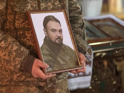 Вшанували хвилиною мовчання: у селі на Черкащині попрощалися із загиблим командиром Вшанували хвилиною мовчання: у селі на Черкащині попрощалися із загиблим командиром