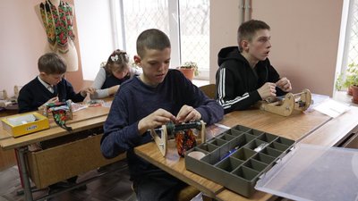 Мріє про відкриття власної справи: школяр з Вінниччини виготовляє прикраси з бісеру Мріє про відкриття власної справи: школяр з Вінниччини виготовляє прикраси з бісеру
