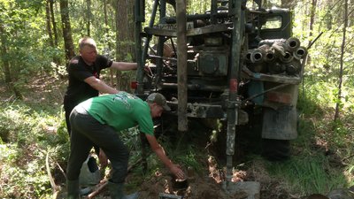 Від геологорозвідки до кар'єру: як готують ділянку для видобутку бурштину на Рівненщині Від геологорозвідки до кар'єру: як готують ділянку для видобутку бурштину на Рівненщині