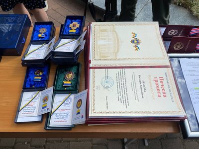 "Захищаємо право жити на своїм землі": черкащан нагородили до Дня Конституції "Захищаємо право жити на своїм землі": черкащан нагородили до Дня Конституції