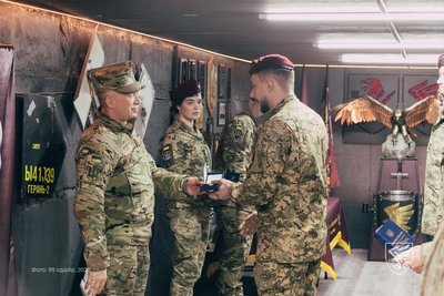 Головнокомандувач ЗСУ Олександр Сирський нагородив десантників житомирської 95-ї бригади Головнокомандувач ЗСУ Олександр Сирський нагородив десантників житомирської 95-ї бригади