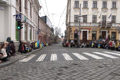 Чернівчани на Центральній площі зустрічають кортеж загиблого військового Чернівчани на Центральній площі зустрічають кортеж загиблого військового