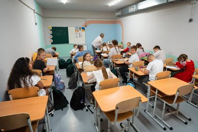 Діти авчаються в укритті Савинського ліцею на Харківщині Діти авчаються в укритті Савинського ліцею на Харківщині
