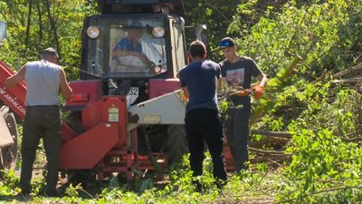 Досліджуватимуть культурне значення цвинтаря та хрестів: у селі на Вінниччині провели толоку Досліджуватимуть культурне значення цвинтаря та хрестів: у селі на Вінниччині провели толоку
