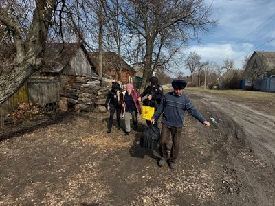 "Хоч в руїни, все одно повернуся": евакуація жителів з прикордонного Миропілля "Хоч в руїни, все одно повернуся": евакуація жителів з прикордонного Миропілля