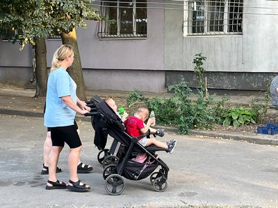 Пробита голова, садна та забій грудної клітини. У Дніпрі дворічний хлопчик провалився в триметровий люк у дворі Пробита голова, садна та забій грудної клітини. У Дніпрі дворічний хлопчик провалився в триметровий люк у дворі