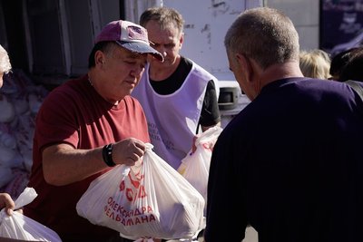 Олександр Фельдман роздає гуманітарну допомогу у Харкові 1 Олександр Фельдман роздає гуманітарну допомогу у Харкові 1
