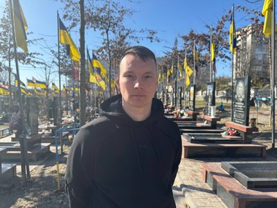 "Я звідси не піду. Це моя родина", — у Житомирі попрощалися з Героєм України Олександром Довгачем "Я звідси не піду. Це моя родина", — у Житомирі попрощалися з Героєм України Олександром Довгачем