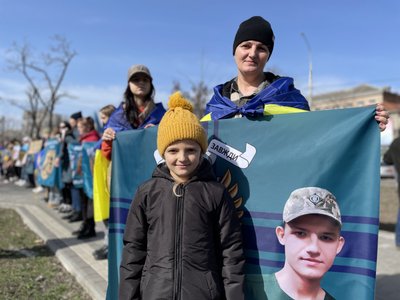 "Ми чекаємо": у Миколаєві рідні військовополонених вийшли на акцію-нагадування "Ми чекаємо": у Миколаєві рідні військовополонених вийшли на акцію-нагадування