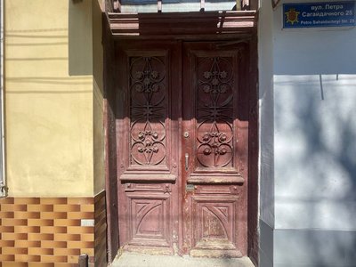 В історичній частині Чернівців зроблять ремонт двох парадних дверей