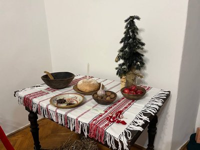 В Закарпатському краєзнавчому музеї відкрили виставку "Від Миколая до Різдва" В Закарпатському краєзнавчому музеї відкрили виставку "Від Миколая до Різдва"