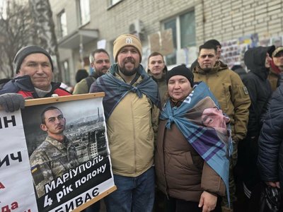 «Я маю його зустріти». Вагіз Хайрулін п'ять років чекає на сина-морпіха з полону «Я маю його зустріти». Вагіз Хайрулін п'ять років чекає на сина-морпіха з полону