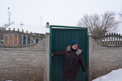 Жителька Вишневого Любов Русанова проводжає онуків в евакуацію Жителька Вишневого Любов Русанова проводжає онуків в евакуацію