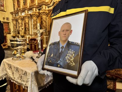 У Полтаві попрощалися із рятувальниками, які загинули у результаті обстрілу 5 травня У Полтаві попрощалися із рятувальниками, які загинули у результаті обстрілу 5 травня