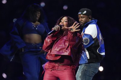 Super Bowl 2025: Кендрік Ламар, SZA, Семюел Л. Джексон, Серена Вільямс та згадка про Дрейка — як це було у фото Super Bowl 2025: Кендрік Ламар, SZA, Семюел Л. Джексон, Серена Вільямс та згадка про Дрейка — як це було у фото