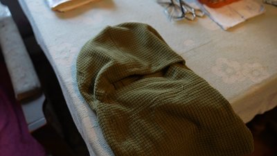 Сум'янин шиє балаклави та плете сітки для ЗСУ