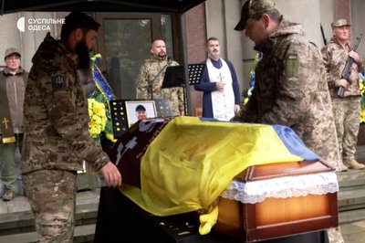 "Дива не сталося": після двох років пошуків "на щиті" повернувся захисник з позивним "Одеса" "Дива не сталося": після двох років пошуків "на щиті" повернувся захисник з позивним "Одеса"