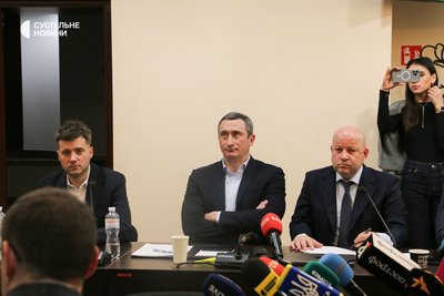 Колишній віцепрем’єр-міністр України Олексій Чернишов (в центрі) з адвокатами під час засідання Вищого антикорупційного суду у Києві, 18 листопада 2025 року Колишній віцепрем’єр-міністр України Олексій Чернишов (в центрі) з адвокатами під час засідання Вищого антикорупційного суду у Києві, 18 листопада 2025 року