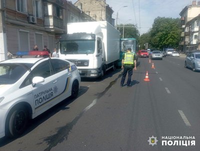 В Одесі маршрутка врізалась у припарковану вантажівку: шість людей травмувались