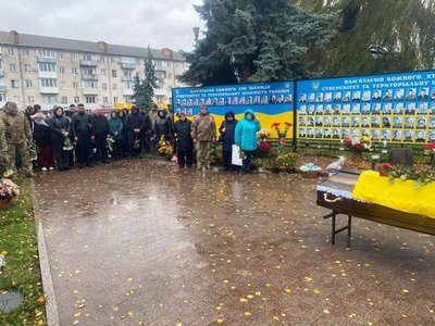 На Житомирщині попрощалися з прикордонницею Лілією Павленко, яка загинула на залізничному вокзалі в Овручі На Житомирщині попрощалися з прикордонницею Лілією Павленко, яка загинула на залізничному вокзалі в Овручі