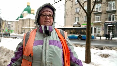 Марія Ходуванець, двірниця, працівниця комунальної служби, прибирає вулицю Руську, 27 січня 2026 року