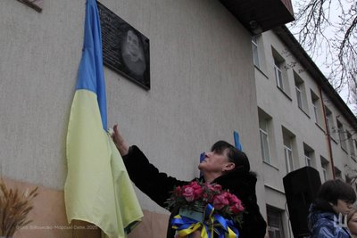 В Одесі встановили пам'ятну дошку на честь загиблого морпіха В Одесі встановили пам'ятну дошку на честь загиблого морпіха