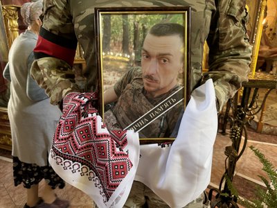 "Він гордість для села". У Сумах поховали військовослужбовця Олександра Конопленка "Він гордість для села". У Сумах поховали військовослужбовця Олександра Конопленка