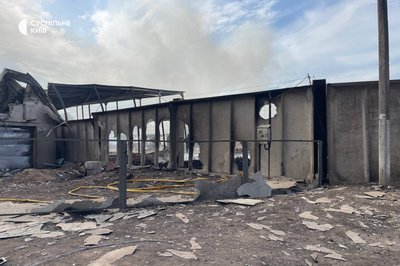 На Київщині під час російської атаки поранена жінка, спалахнула пожежа на підприємстві На Київщині під час російської атаки поранена жінка, спалахнула пожежа на підприємстві