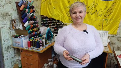 Жителька Малина Галина Гулак безоплатно шиє і ремонтує одяг для військових