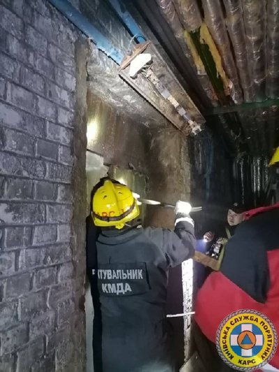 У Києві чоловік впав в шахту ліфта на глибину 8 метрів У Києві чоловік впав в шахту ліфта на глибину 8 метрів